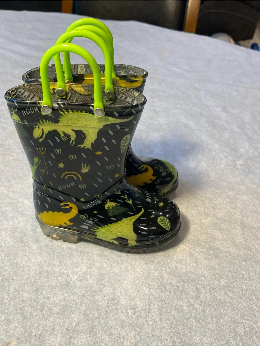 Kids size 5/6 unisex Black & Green Dino Rain Boots with Lime Handles